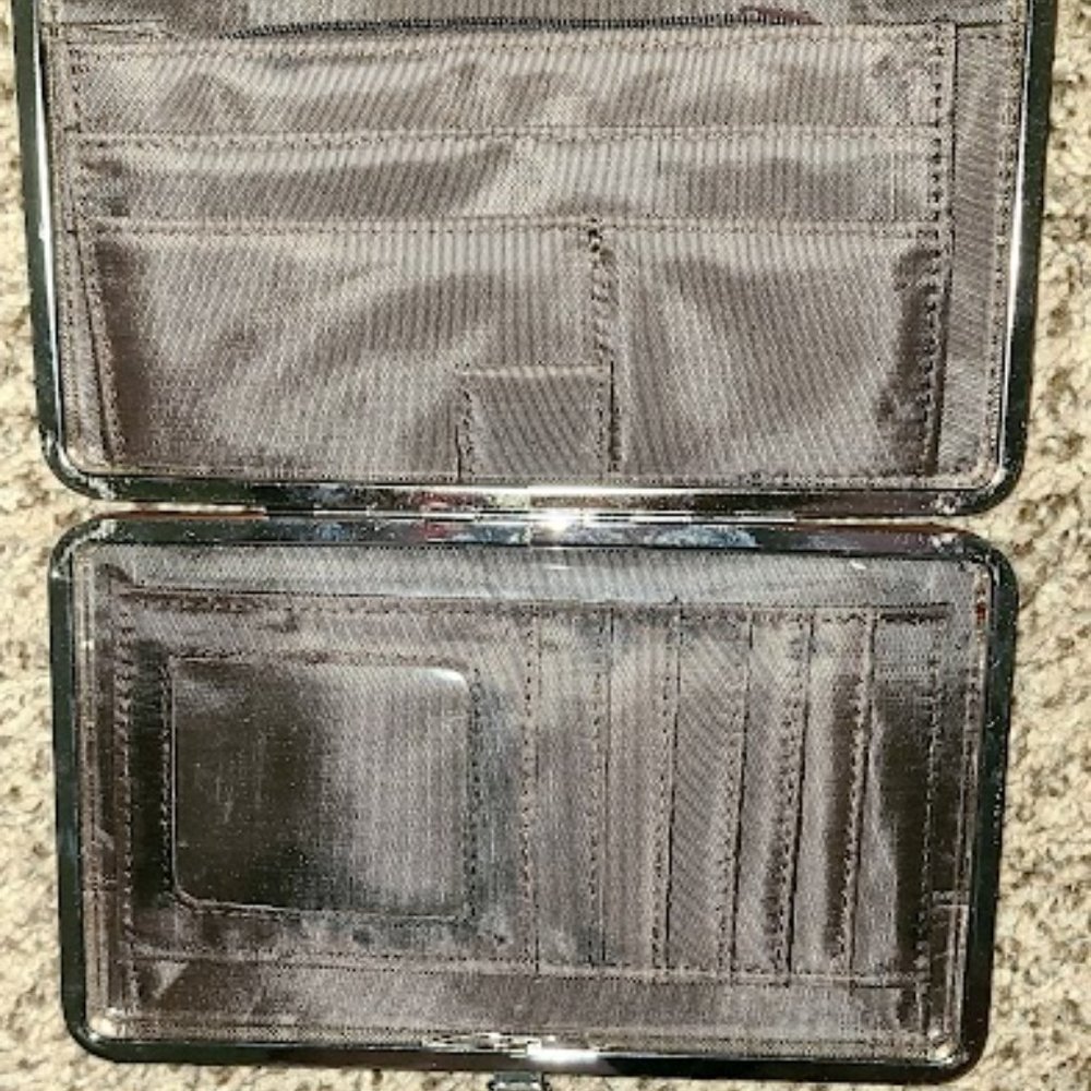 Beautiful Wallet - Picture 3 of 3